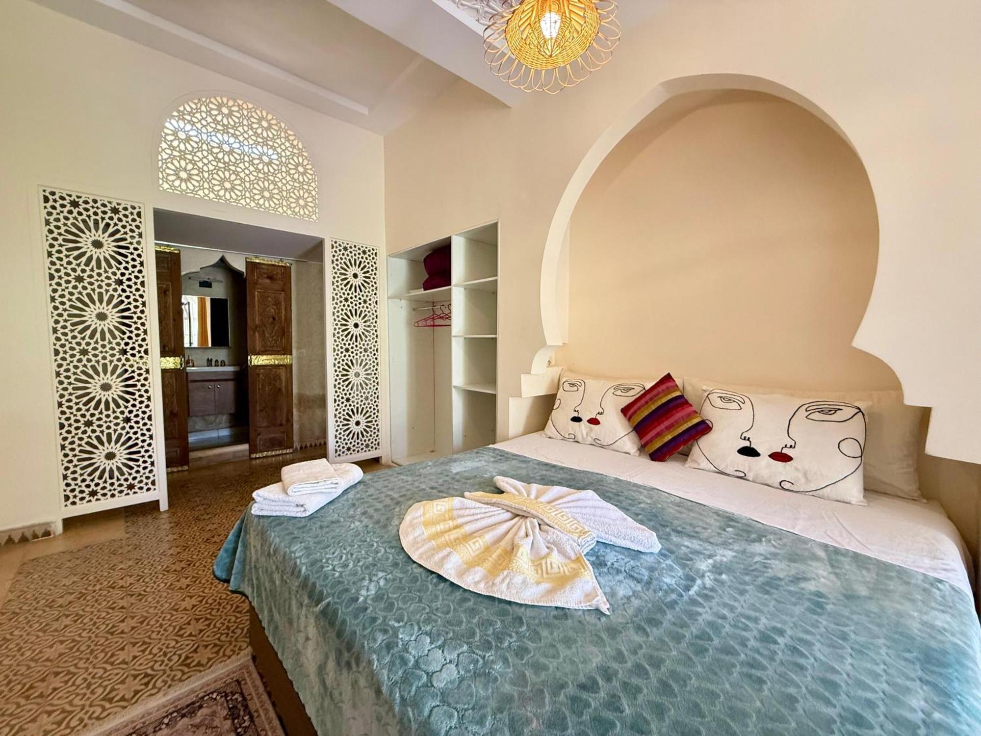 Riad Safran Ralya Bellouk Luaran gambar