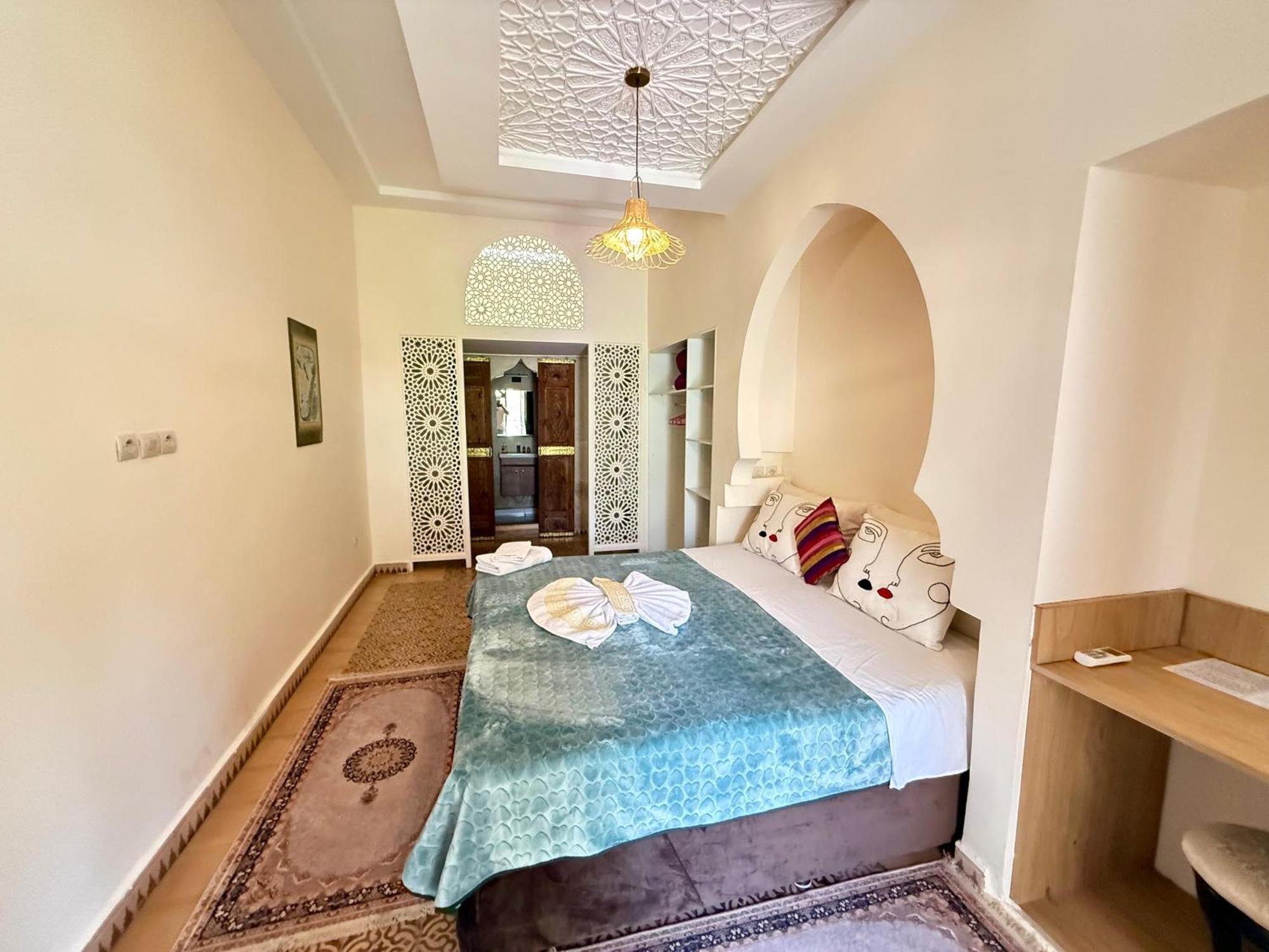 Riad Safran Ralya Bellouk Luaran gambar