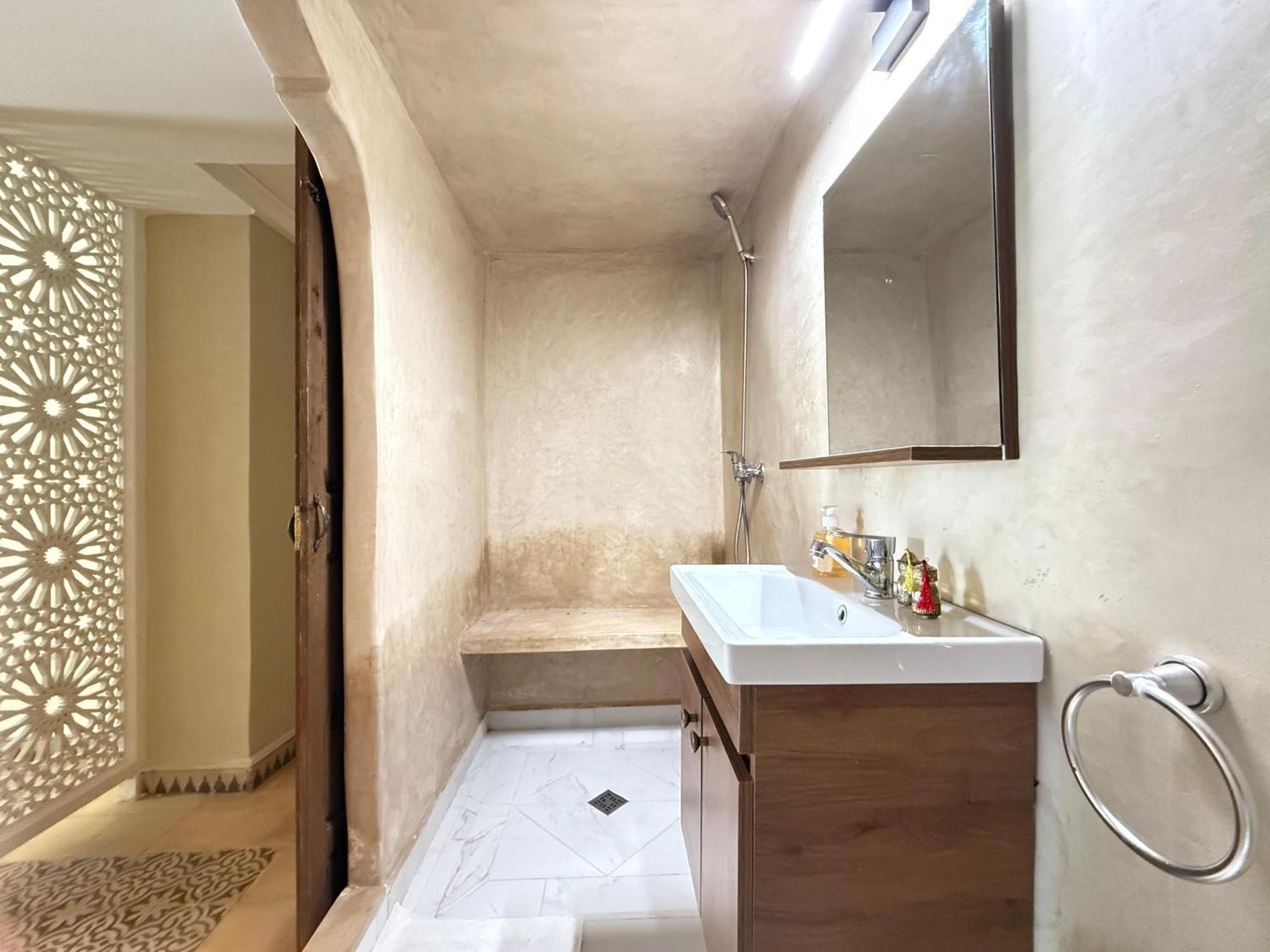 Riad Safran Ralya Bellouk Luaran gambar