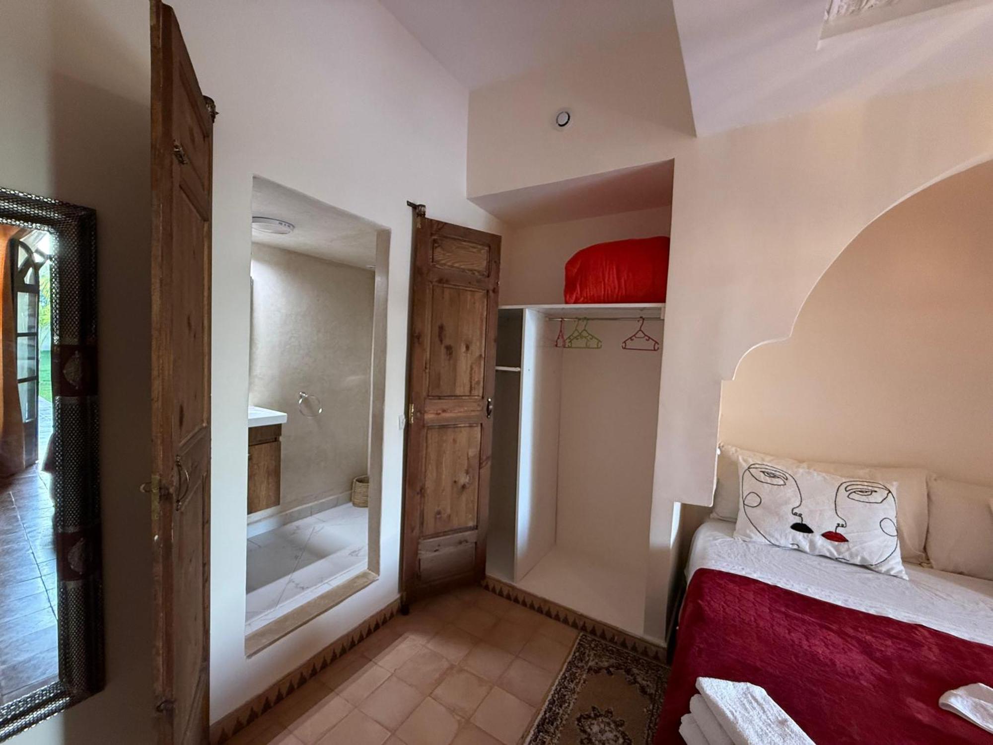 Riad Safran Ralya Bellouk Luaran gambar