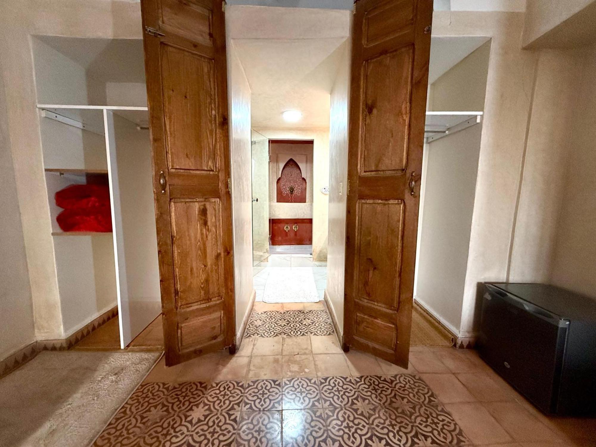 Riad Safran Ralya Bellouk Luaran gambar