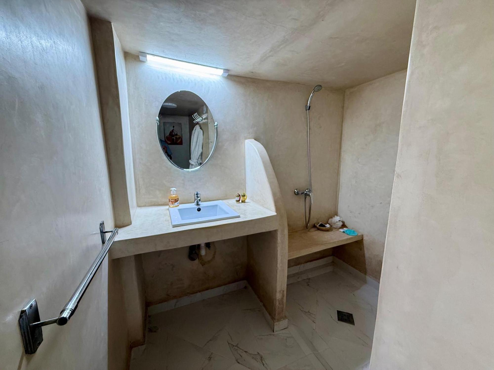 Riad Safran Ralya Bellouk Luaran gambar