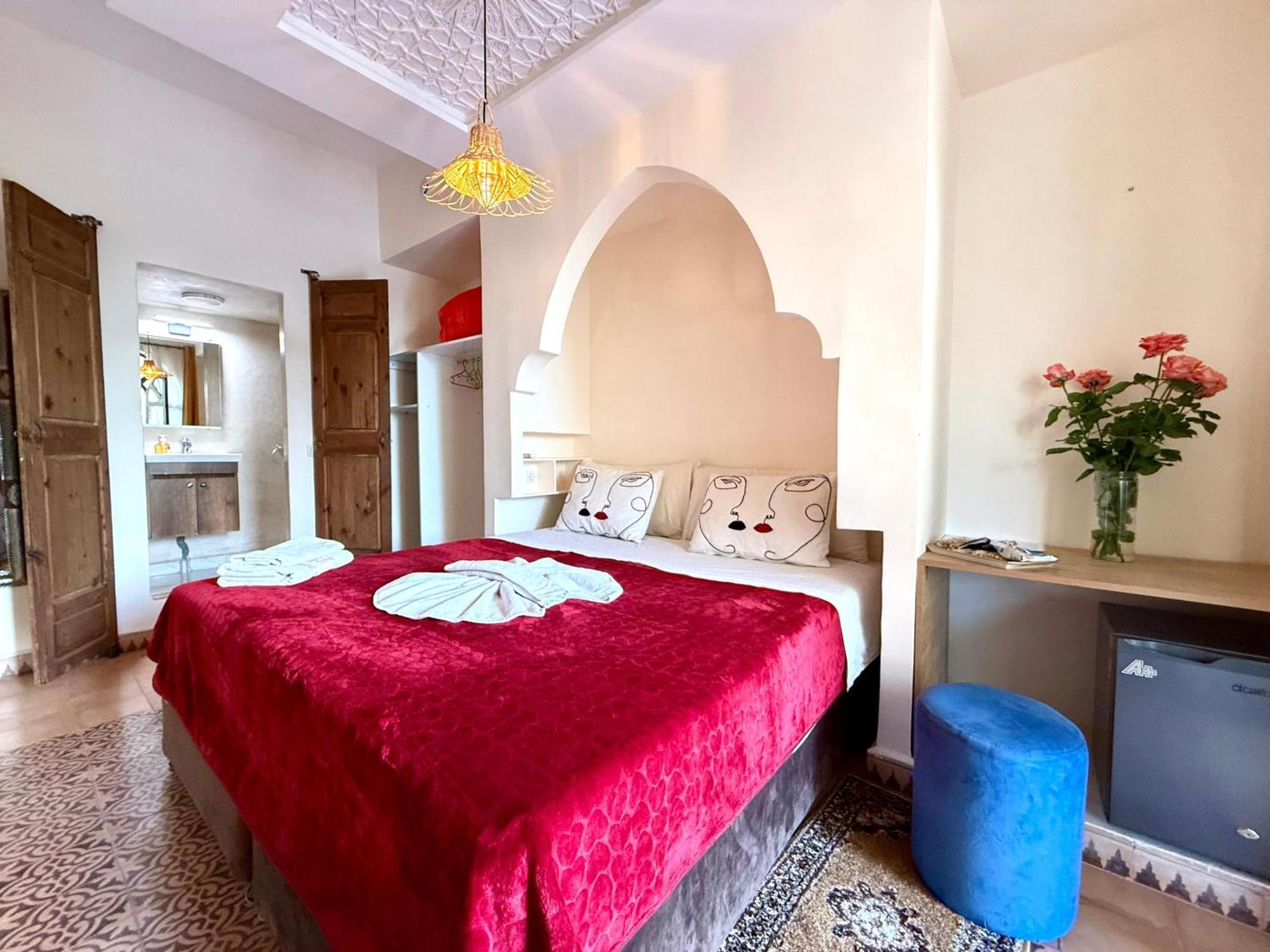 Riad Safran Ralya Bellouk Luaran gambar