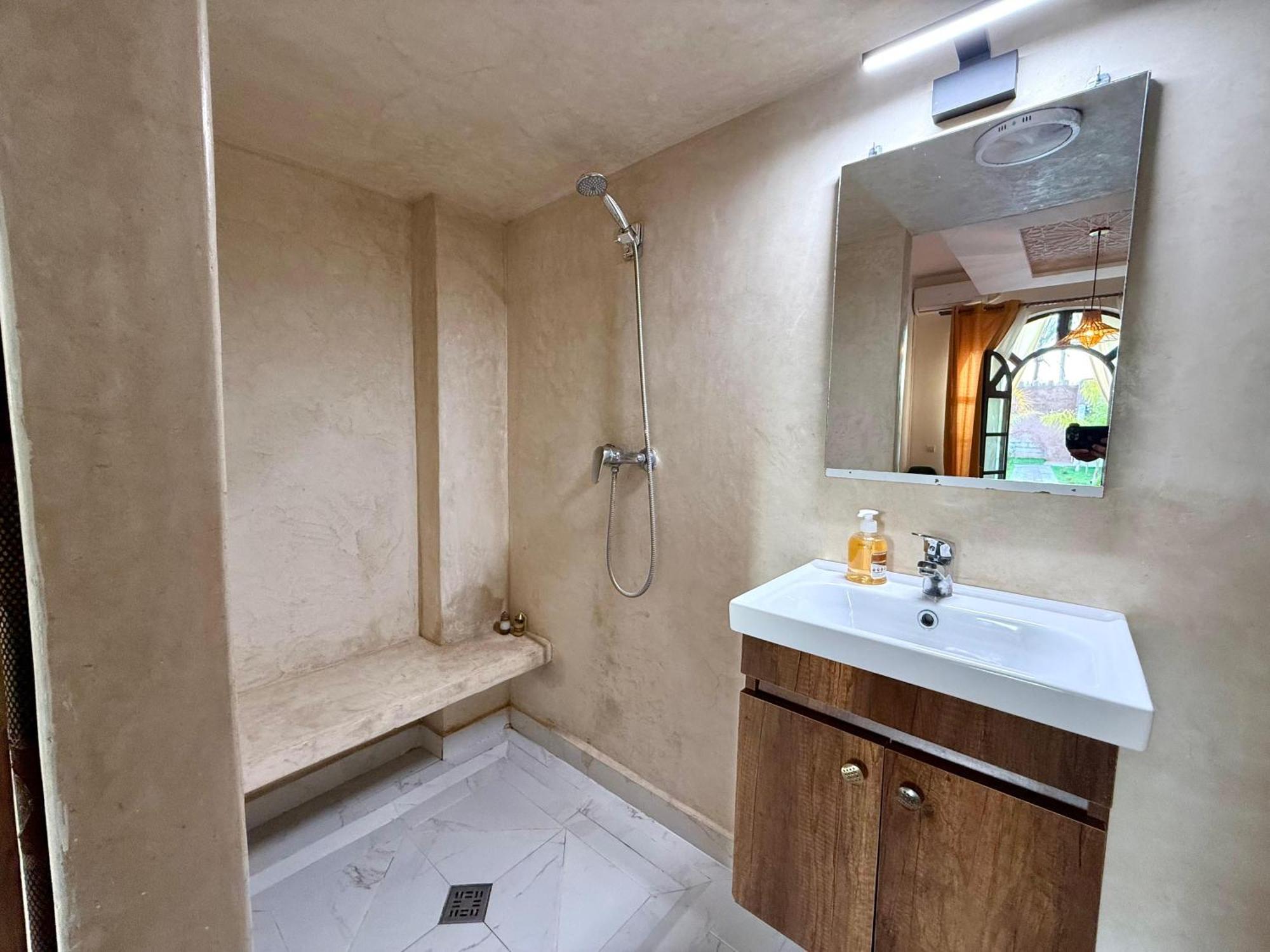 Riad Safran Ralya Bellouk Luaran gambar