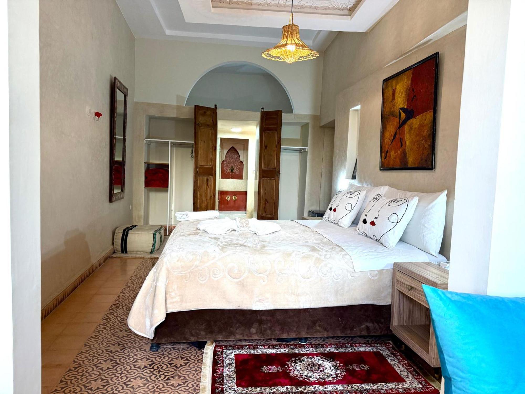 Riad Safran Ralya Bellouk Luaran gambar