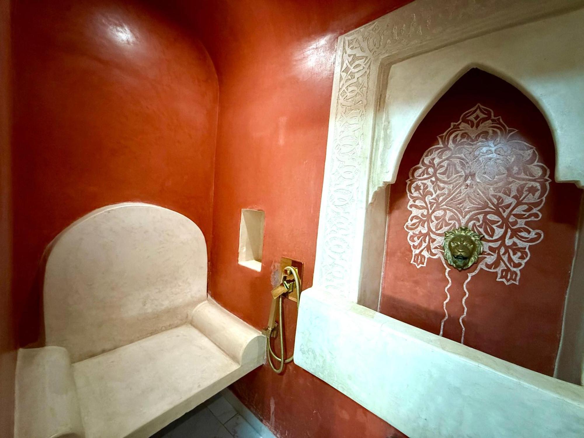 Riad Safran Ralya Bellouk Luaran gambar